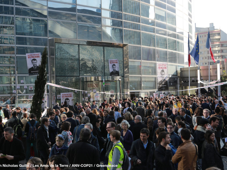 Images du blocage: manifestants devant les immeubles