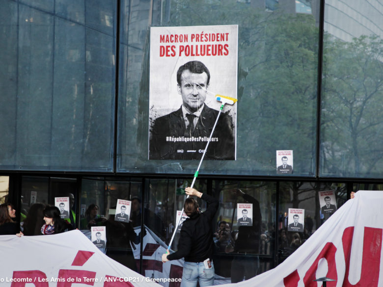 Images du blocage: manifestants devant les immeubles