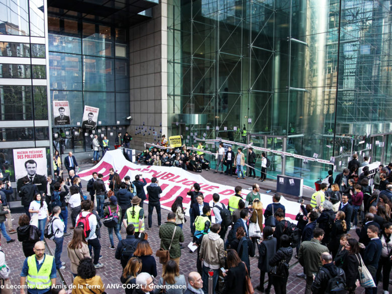 Images du blocage: manifestants devant les immeubles