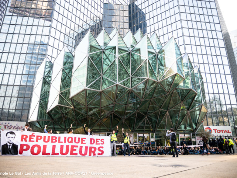 Images du blocage: manifestants devant les immeubles