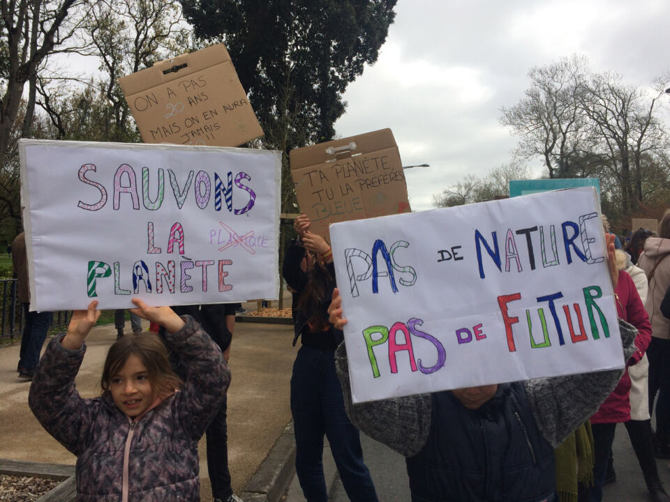 La planète a mal, mais on ne lâche rien car il est encore temps ! Retour sur les mobilisations jeunes et citoyennes du mois de mars et en avant pour le mois d'avril !