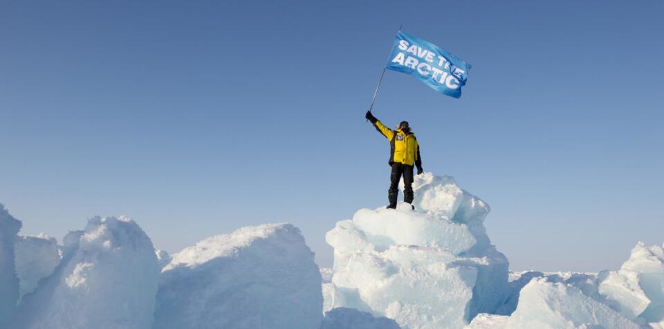 Après son départ de Londres en avril, c’est donc en Arctique que l’Esperanza a rejoint l’Arctic Sunrise et commence l’une des plus grandes expéditions jamais organisées par Greenpeace. 