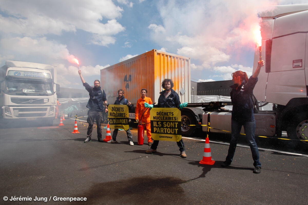 [ACTION] : Un Convoi Nucléaire Marqué Par Greenpeace Traverse L’Ile-de ...