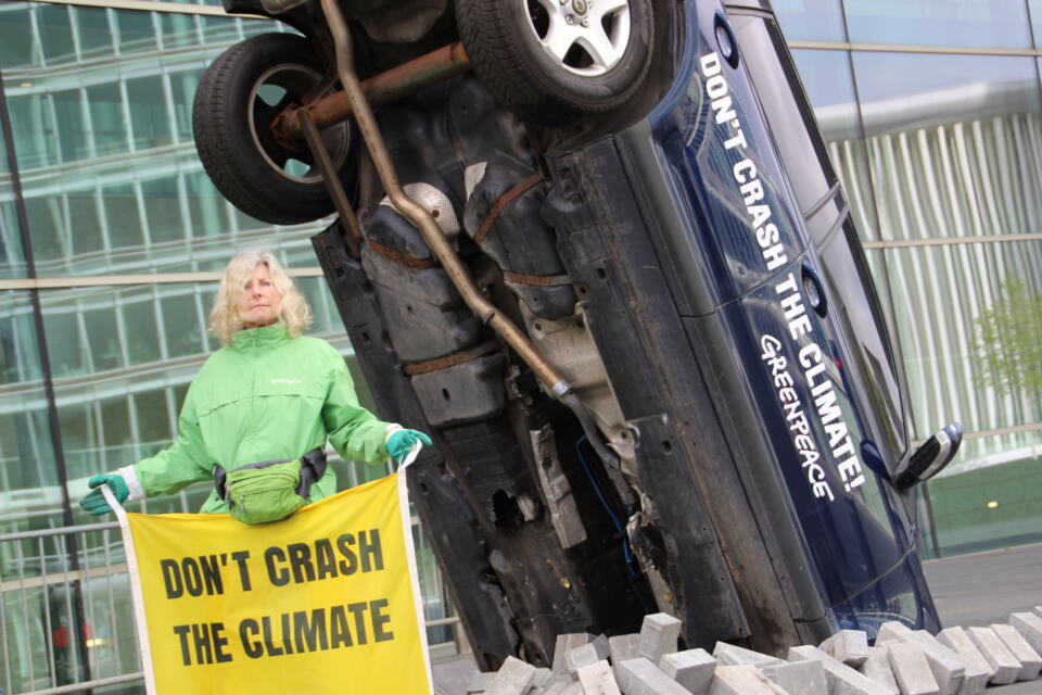 Alors que les ministres européens des Transports sont réunis à Luxembourg, une trentaine d’activistes de Greenpeace sont sur place pour dénoncer l’inaction face à la lourde responsabilité de ce secteur dans la crise climatique. En France, par exemple, les mesures prises sont loin d’être suffisantes et nous conduisent droit dans le mur.