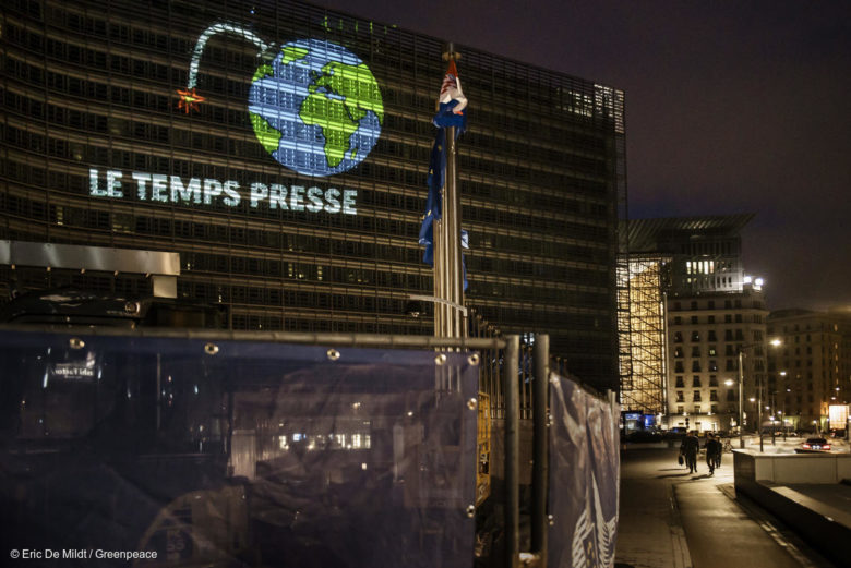 Bruxelles, 20 juin 2019 : les activistes de Greenpeace Greenpeace projettent une image de la Terre transformée en bombe à retardement sur le siège de la Commission européenne. 