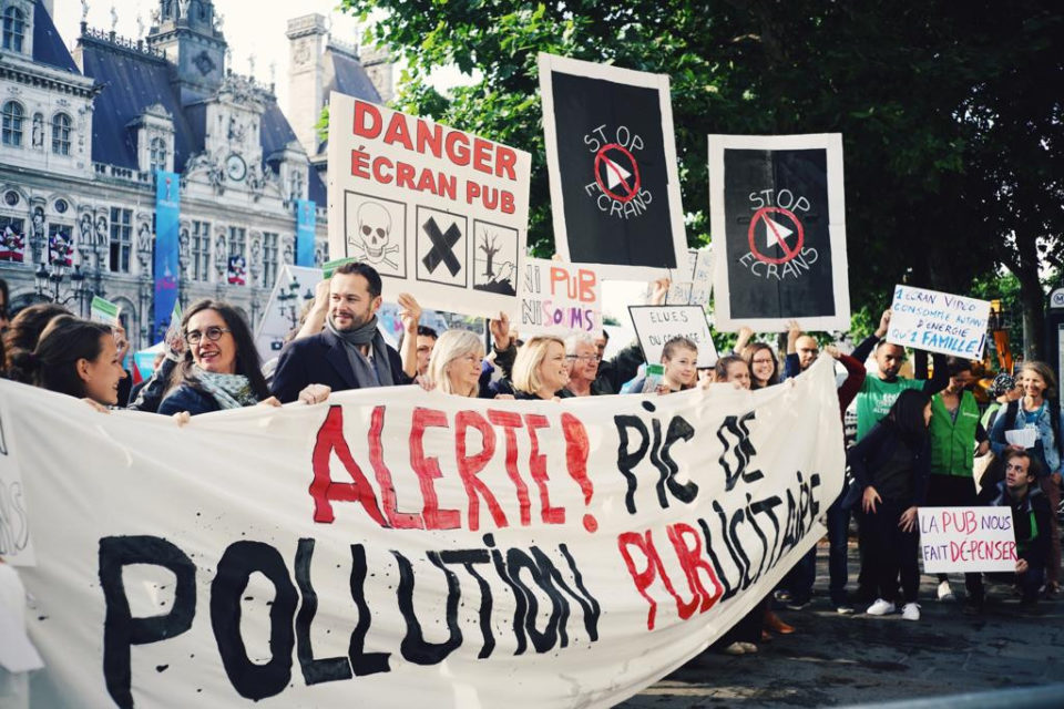 Le Règlement Local de Publicité (RLP) de Paris interdit les panneaux publicitaires numériques dans la ville. Cette interdiction est indispensable : les écrans numériques sont polluants à fabriquer, énergivores à utiliser, générateurs de déchets électriques et électroniques. Ils représentent, en outre, une source de pollution lumineuse nocive pour la biodiversité.
Nous sommes très inquiets des discussions en cours au sein du Conseil de Paris visant à permettre le recours “aux nouvelles technologies, dont les écrans numériques