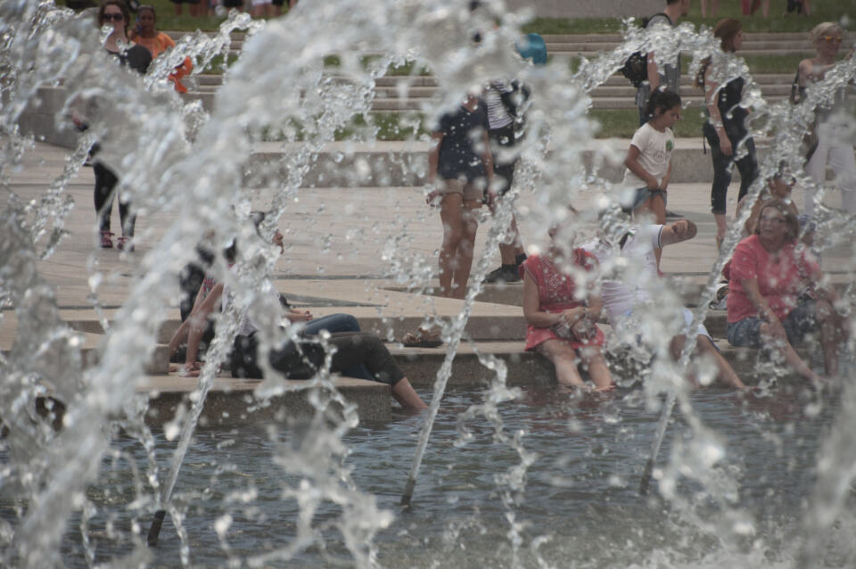 Peut-on se tenir au frais sans climatisation ? Le réchauffement climatique nous mène vers un monde où les canicules deviennent la norme. D’ici 2050, Météo France prévoit 2 fois plus de vagues de chaleur qu’actuellement en France. Avec des températures parfois insoutenables, comment se maintenir au frais sans avoir recours à la climatisation ? Découvrez nos astuces pour se rafraîchir à la maison, en voiture, et en ville...