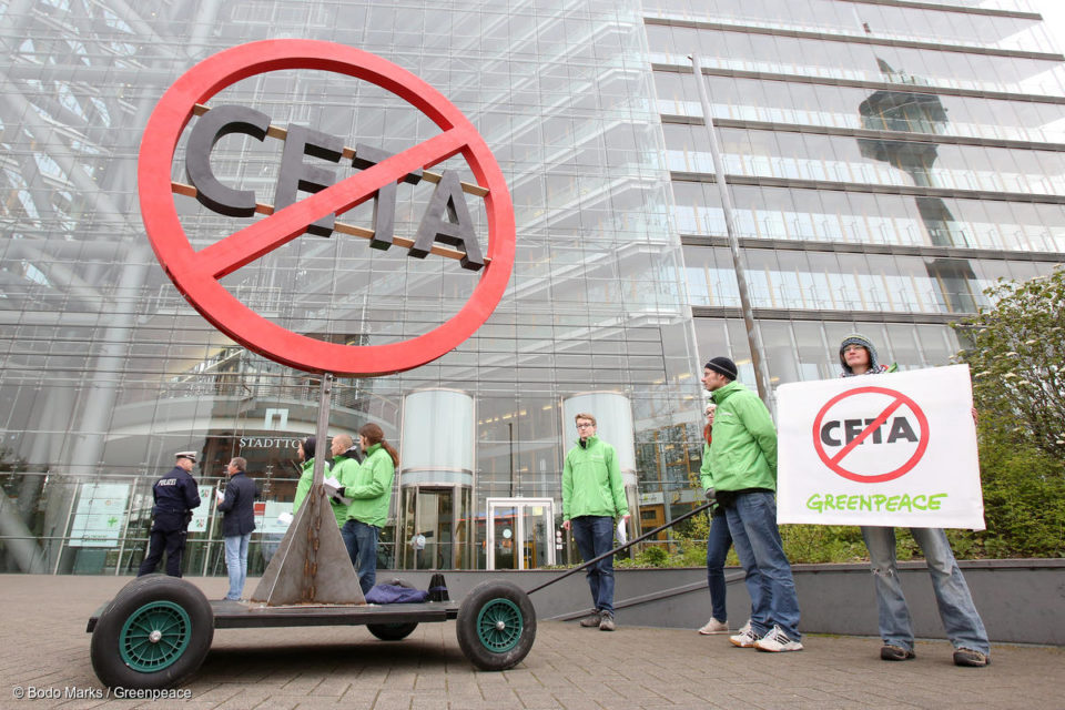 Le CETA, l'accord de commerce et d’investissement entre l’UE et le Canada, est examiné à l’Assemblée nationale depuis le 9 juillet avant un vote le 17 juillet en séance plénière (repoussé au 23 juillet). Greenpeace, aux côtés de plus de 70 organisations de défense de l’environnement et des droits humains, de professionnels des filières d’élevage, d'associations de consommateurs et de syndicats de travailleurs de la société civile, appelle les député.es et sénateur.trices à voter contre la ratification du CETA : il est une menace, tant sur le plan économique, social, démocratique qu'écologique.