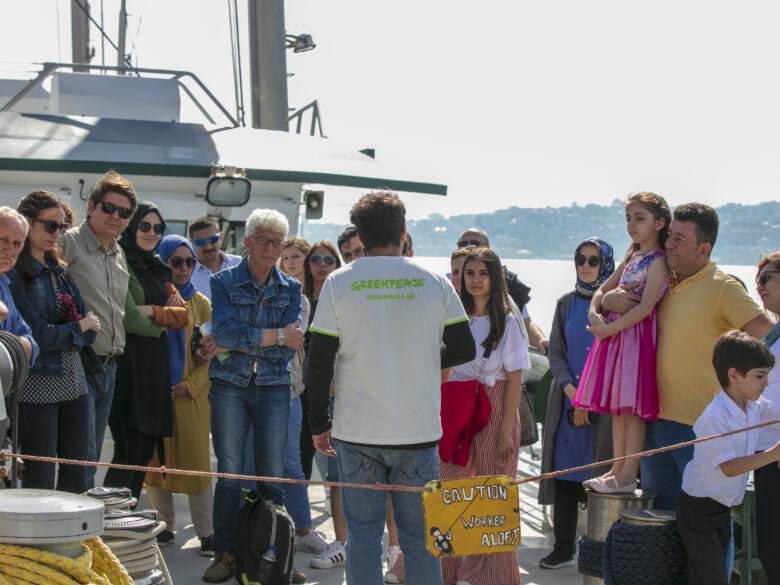 Accueil des visiteurs sur le pont du bateau, Istanbul. 25/05/2019. Le Rainbow Warrior arrive à Istanbul pour soutenir le projet local d'installer des panneaux solaires pour électrifier les stades de foot. 25/05/2019. © Greenpeace/Caner Ozkan