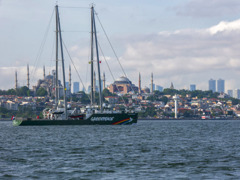 Le Rainbow Warrior arrive à Istanbul pour soutenir le projet local d'installer des panneaux solaires pour électrifier les stades de foot. 25/05/2019. © Greenpeace/Caner Ozkan