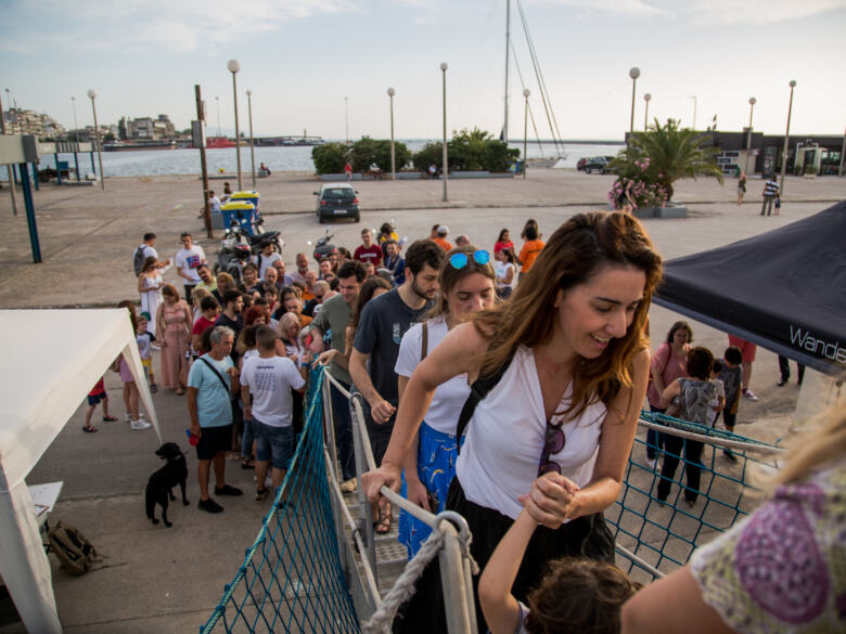 Beaucoup de succès pour le Rainbow Warrior dans le porte de Petras, Grèce. 19.06.2019. © Constantinos Stathias / Greenpeace