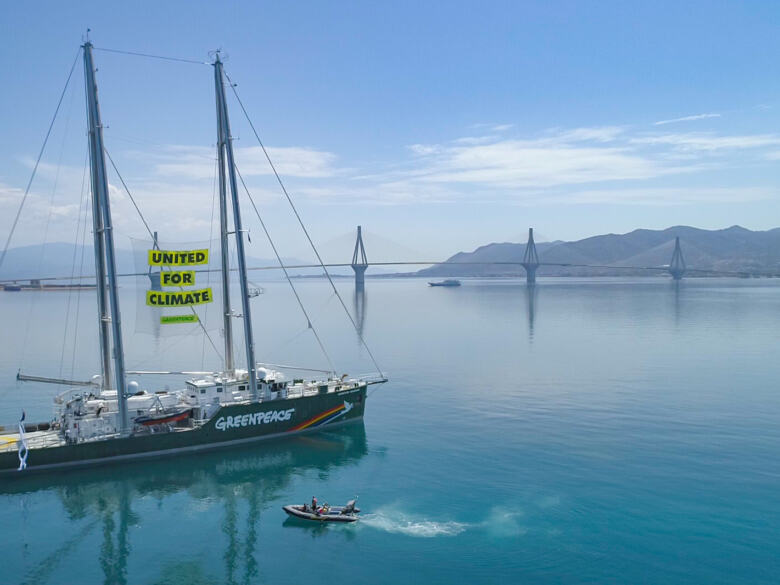 Le Rainbow Warrior arrive dans le porte de Patras, Grèce. 18/06/2019. © Sideris Nanoudis/Greenpeace