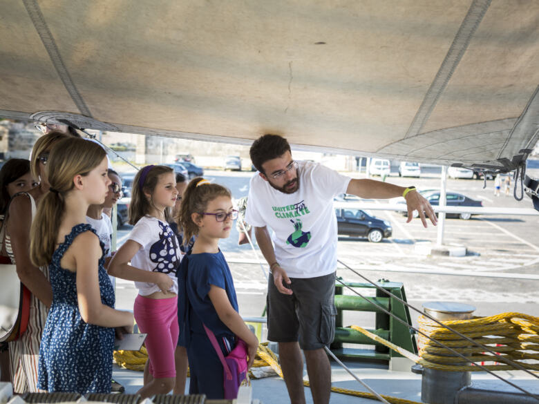 Accueil des jeunes visiteurs lors des portes ouvertes à Syracuse.