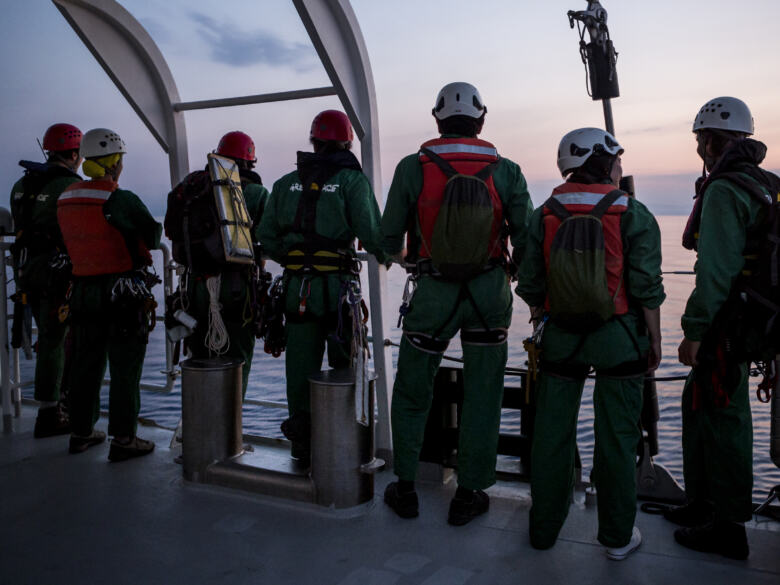 L'équipage s'apprête à aborder une plateforme pétrolière au large de la Sicile. 27.06.2019. ©Francesco Alesi/Greenpeace