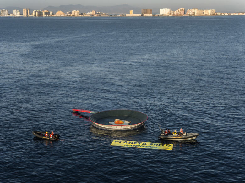 Plus de 20 activistes du Rainbow Warrior y ont déployé une poêle à frire géante avec le message 