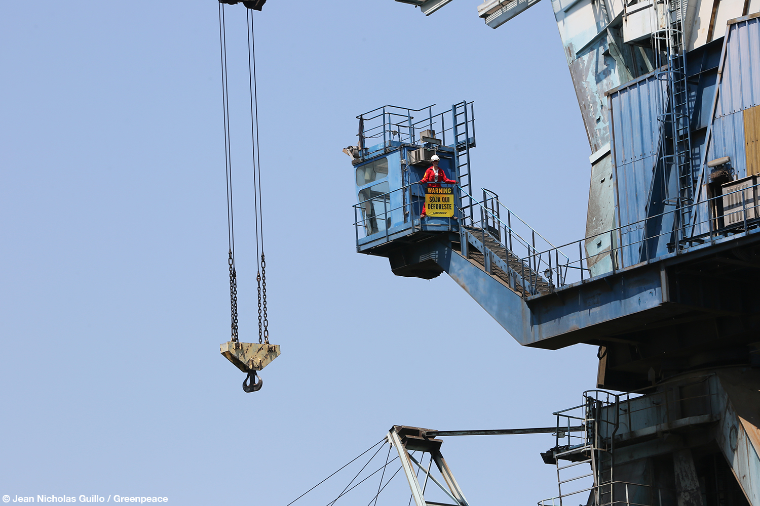Dans le port de Sète, 50 activistes de Greenpeace ont bloqué pendant 72 heures le déchargement d'un cargo transportant 50 000 tonnes de soja en provenance du Brésil. Cette action débutée le 28 juin a pris fin le 1er juillet.