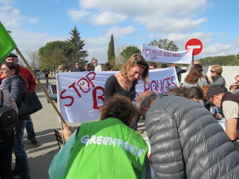 Militante Greenpeace signe la pétition contre les boues rouges