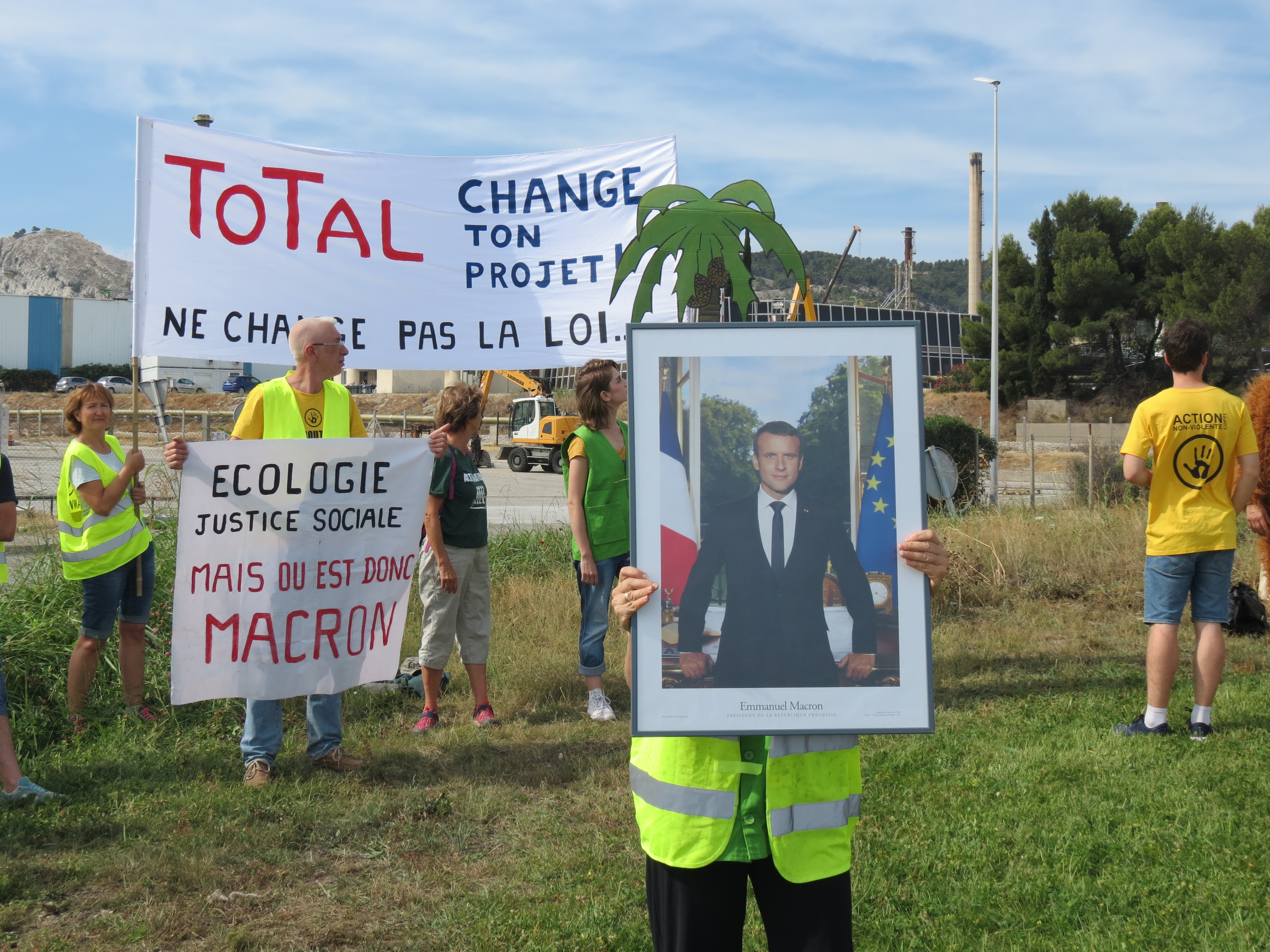 Militants à Total La Mède