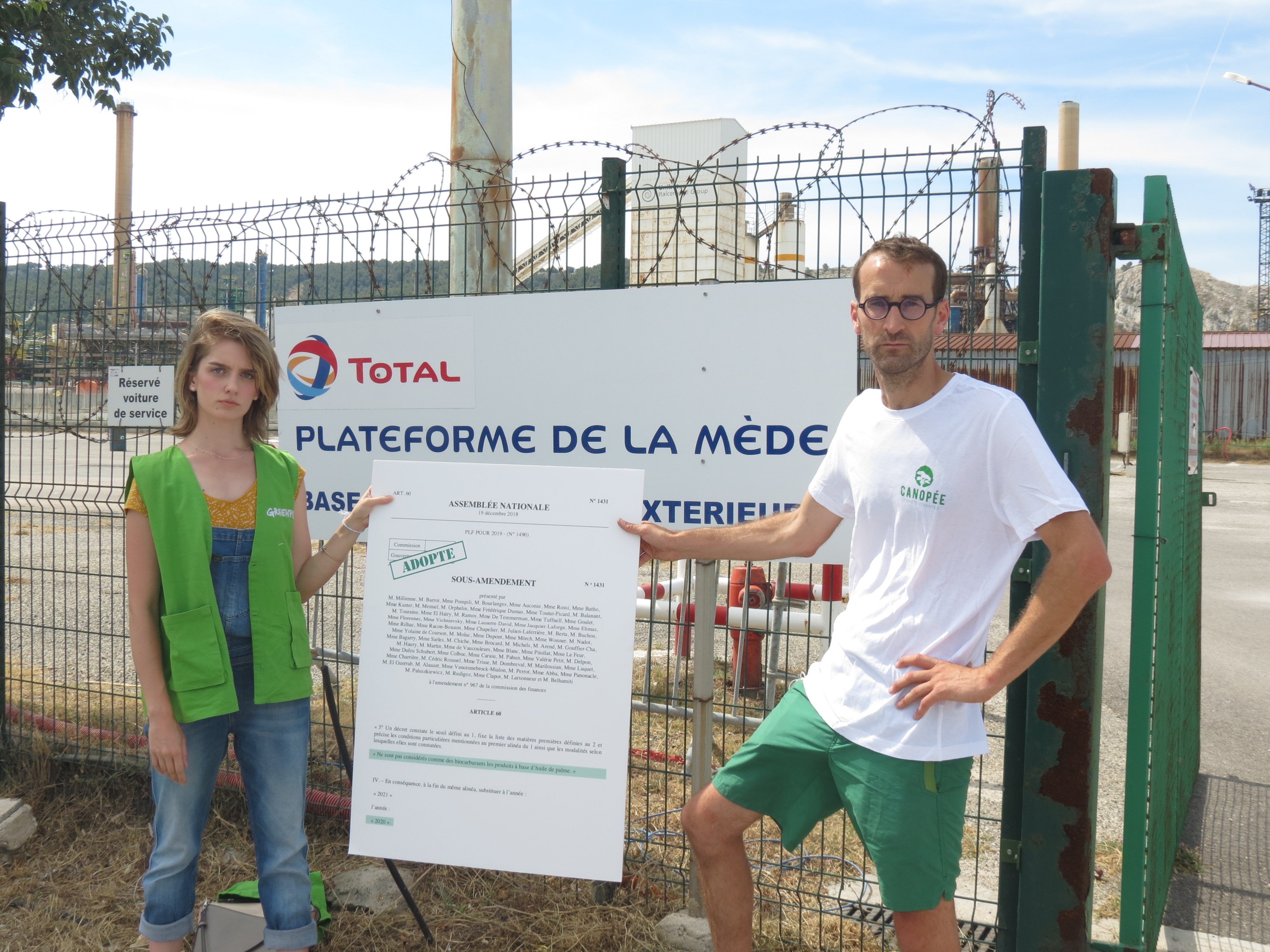 Militants Greenpeace et Canopée chez Total