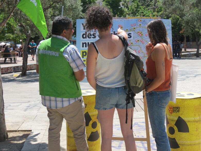 Militant Greenpeace présente la carte des déchets nucléaires aux passants
