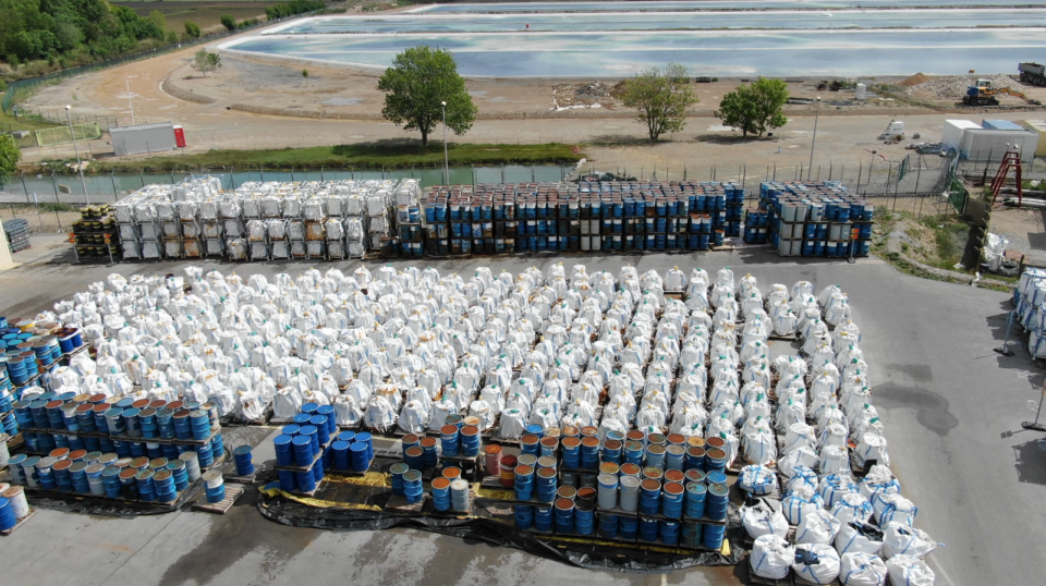 Alors que le débat public sur les déchets nucléaires se termine, nous dévoilons des images montrant très concrètement la réalité des déchets nucléaires qui s’accumulent aux quatre coins de France. Cette réalité que l’industrie électro-nucléaire n’assume toujours pas.