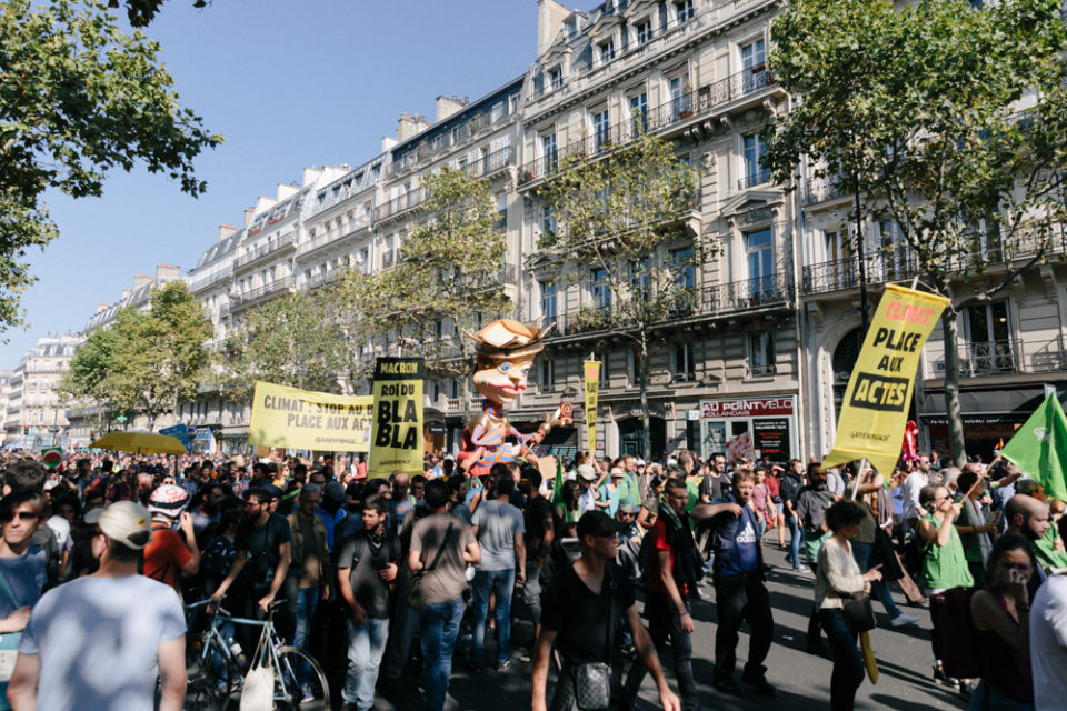 Le tempo s’accélère. Le mouvement citoyen se compte désormais en millions de personnes. L’ONU parle d’urgence vitale. Emmanuel Macron ? Il tance la jeunesse, lui indique de nettoyer les plages, et promet devant les caméras du monde entier des mesures qu’il ne respecte même pas en France. Le Président est à contre-temps.