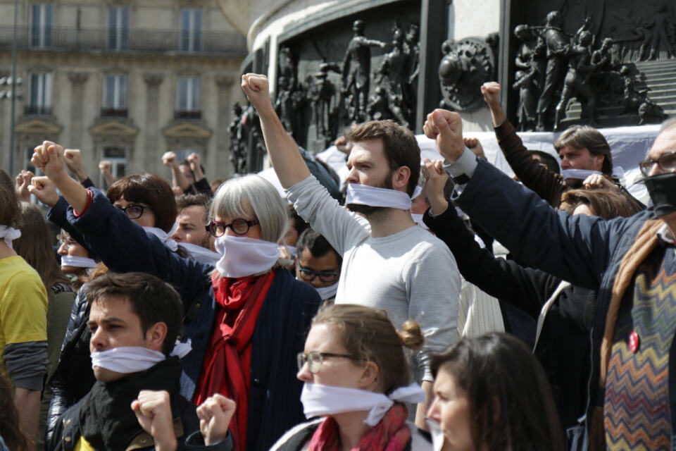 Ces dernières années, militant·es et acteur·trices du secteur associatif ont constaté une augmentation inquiétante des répressions policières et des attaques en justice disproportionnées. Alors que certains droits civiques comme la liberté de réunion pacifique et la liberté de manifester sont sérieusement écornés, ces dérives sont-elles un signe des dysfonctionnements de notre système démocratique actuel où les pouvoirs en place cherchent à museler la contestation ?