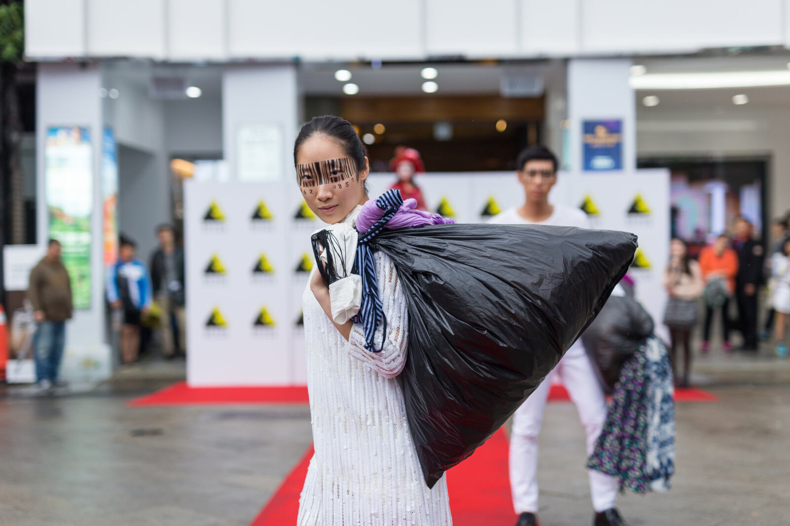Ce vendredi, c'est le Black Friday, ce vendredi noir des super promotions venu des Etats-Unis. Autant vous dire que la surproduction et l'hyperconsommation entraînées ce jour-là, ça ne fait pas les affaires de la planète ni des petites mains qui fabriquent tous ces produits dont, souvent, on n'a même pas besoin. En revanche le géant Amazon, lui, a tout à y gagner. Des associations (dont Greenpeace) et des personnalités se mobilisent contre Amazon et son monde, et son désastre écologique et social. Rejoignez-nous.