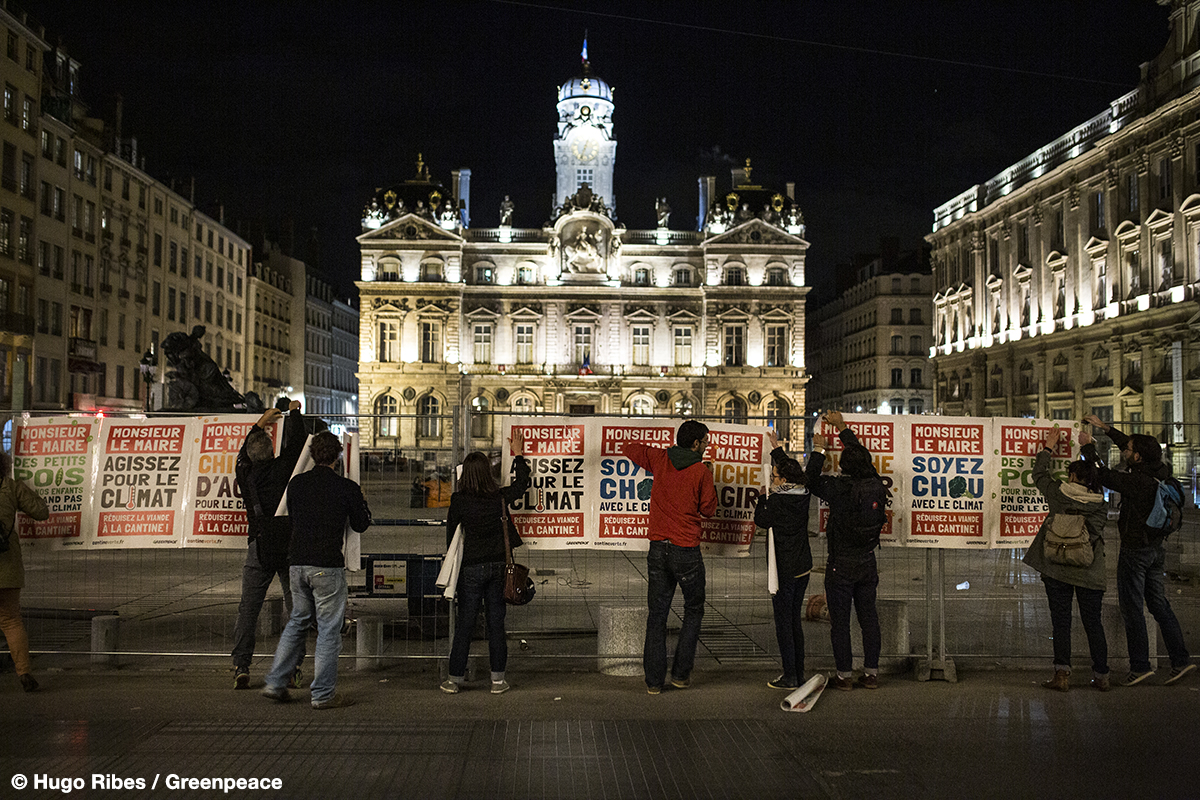 L'expérimentation du menu végétarien hebdomadaire à proposer en option dans les cantines scolaires est entrée en vigueur ce 1er novembre. Fruit d'une forte mobilisation citoyenne, cette victoire d'étape est satisfaisante mais pas suffisante : pour la santé de nos enfants et celle de notre planète, il faut aller plus loin.