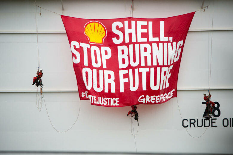 Protest at Shell Depot in Batangas, Philippines. © Geric Cruz