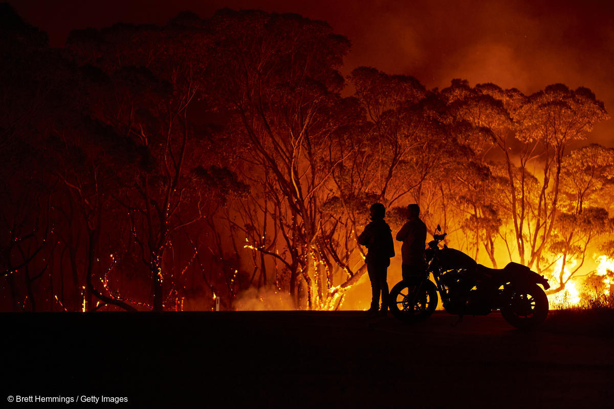 C'est une nouvelle catastrophe naturelle et humaine à laquelle nous assistons. Les feux dévastent l'Australie. Au moins 25&nbsp;personnes sont mortes, des maisons brûlent, la nature est détruite. Le feu a déjà réduit en cendres près de neuf millions d'hectares. Plus de 500&nbsp;millions d'animaux seraient morts et des dizaines d'espèces menacées ont été gravement touchées. C'est le réchauffement climatique dans sa forme la plus dévastatrice. Et ce n'est pas encore fini.  