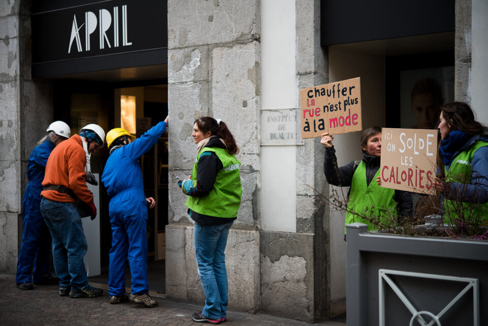 Avez-vous remarqué que certains magasins laissent leurs portes grandes ouvertes en plein hiver ? Cette pratique scandalise beaucoup de personnes. Nous avons décidé d'agir !