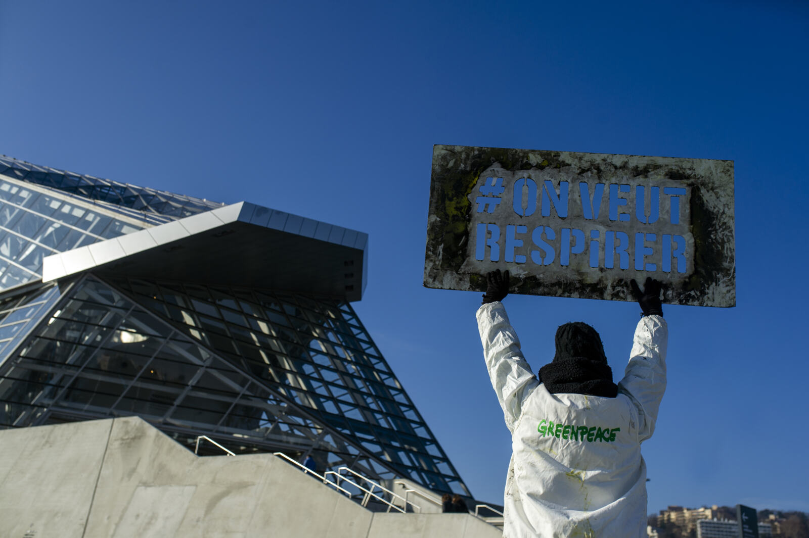 Les militant·es de Greenpeace se mobilisent depuis plusieurs mois pour obtenir des engagements sur la réduction de la pollution de l'air liée au trafic routier, de la part des candidat·es aux élections municipales de 14&nbsp;grandes villes en France. Le 7&nbsp;mars, lors d'une journée nationale de mobilisation, ils vont faire le point sur les réponses obtenues, à quelques jours du premier tour des élections et pourront vous en dire plus et répondre à vos questions sur le sujet de la mobilité en ville. Cet article a été mis à jour le 5 mars 2020. 
