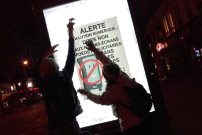 Municipales Paris : les candidat·es incité·es à se positionner sur le sort des écrans vidéos publicitaires
