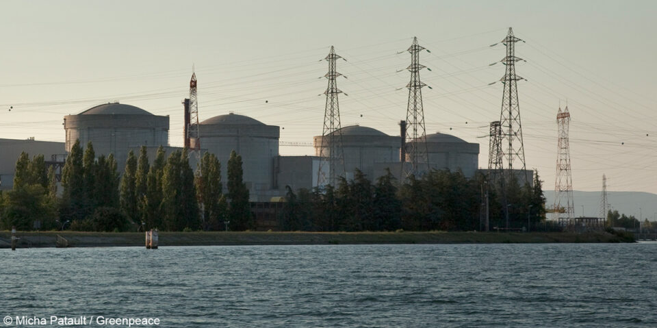 Le parc nucléaire a vieilli. Les deux tiers des réacteurs auront bientôt atteint l’âge du départ à la retraite, soit 40 ans, la durée de fonctionnement maximale pour laquelle ils ont été prévus et conçus. Mais EDF et le gouvernement font tout pour prolonger la durée de vie du parc nucléaire de 10 ou 20 ans. Pour Greenpeace, ce choix est trop risqué, dangereux et coûteux. 