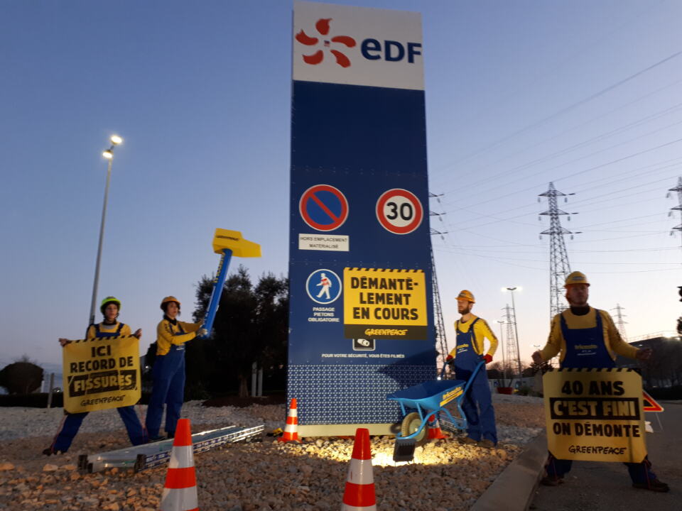 Ce 21 février, des activistes de Greenpeace se sont introduit·es sur le site de Tricastin dans la Drôme, pour alerter sur le vieillissement de la centrale nucléaire et exiger sa fermeture au plus tôt.