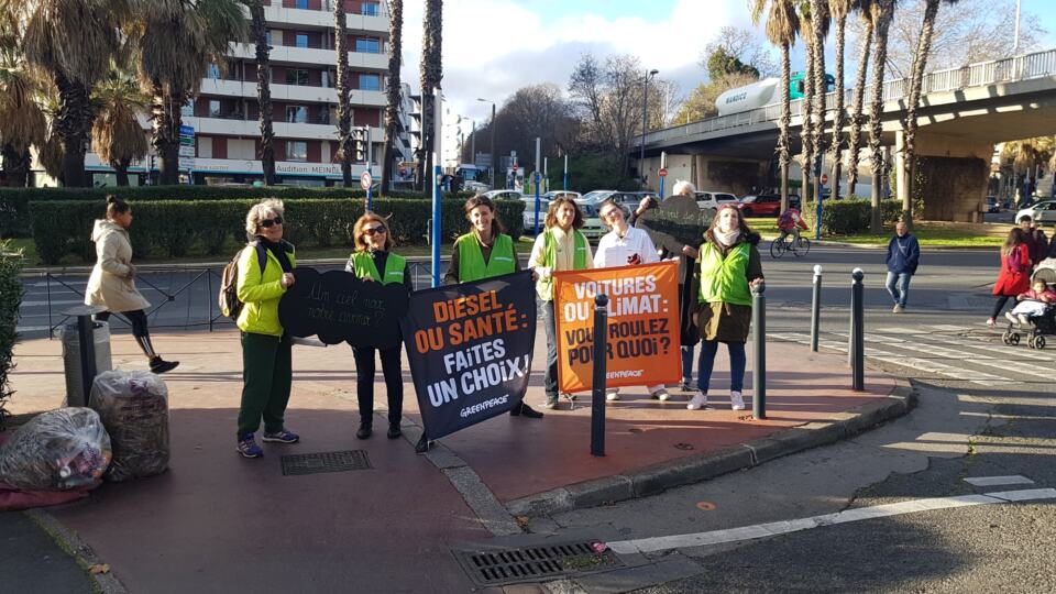 Les militant(e)s du groupe local Greenpeace se sont rendus à la sortie d'une é