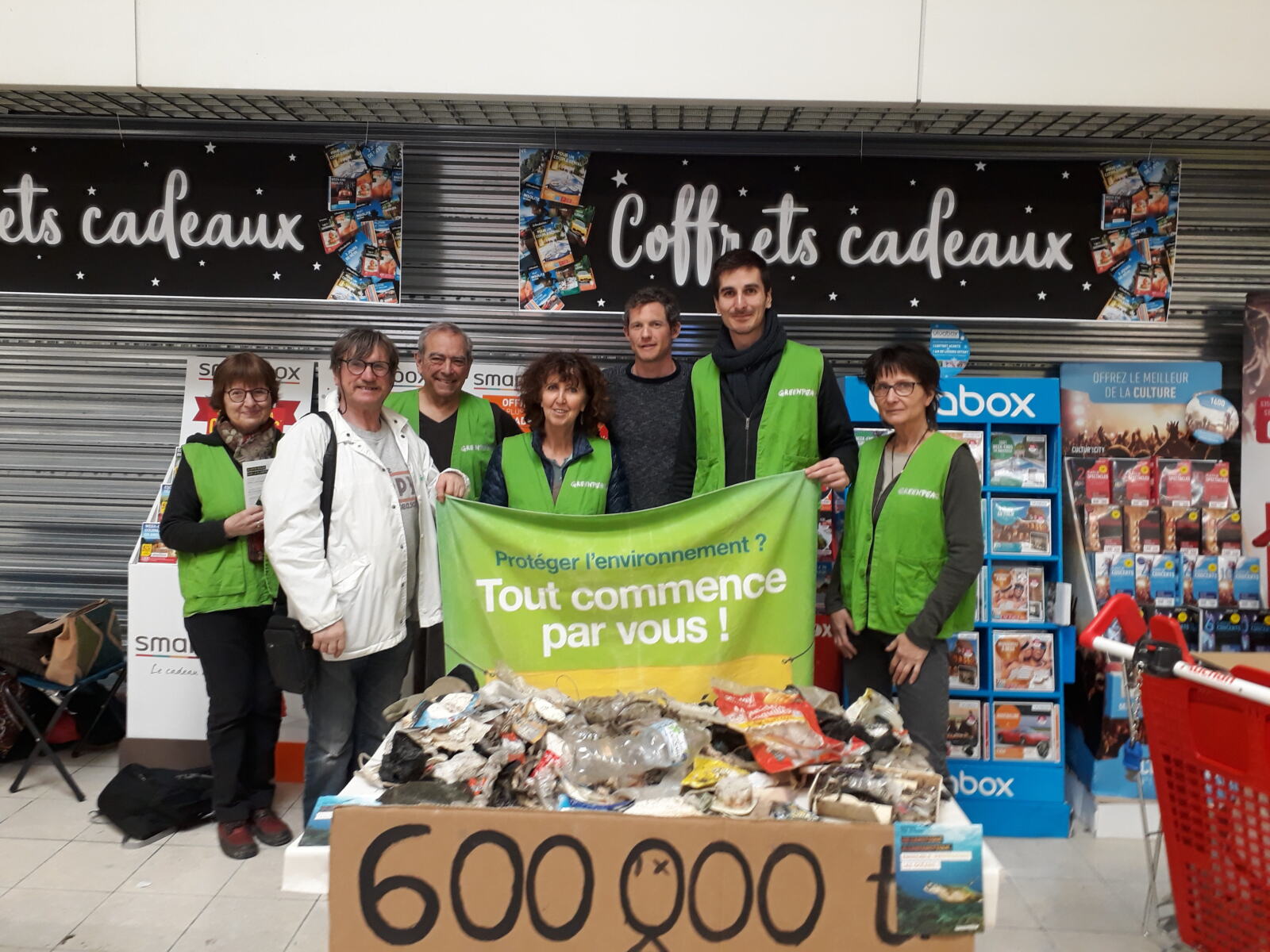 En partenariat avec les asso Plastic attack et Zéro déchets, les militant(e)s 