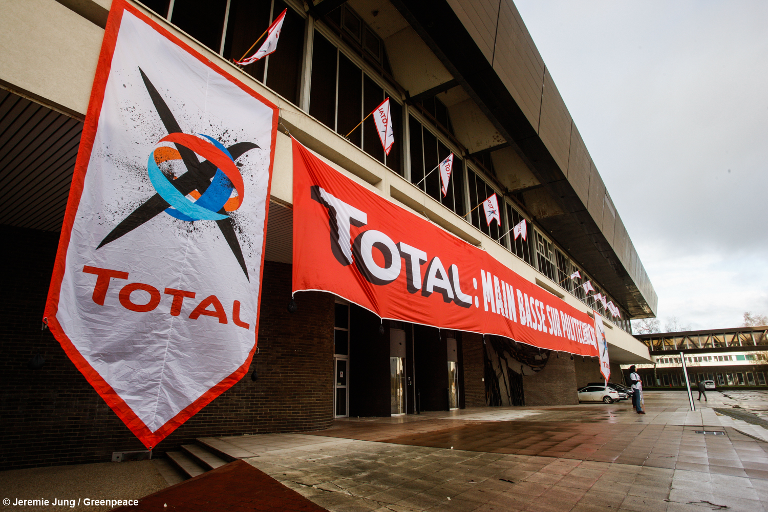 Retrouvez les moments forts de l'action montée par Action climat Paris, les Amis de la terre et Greenpeace France sur le campus de l'école Polytechnique.