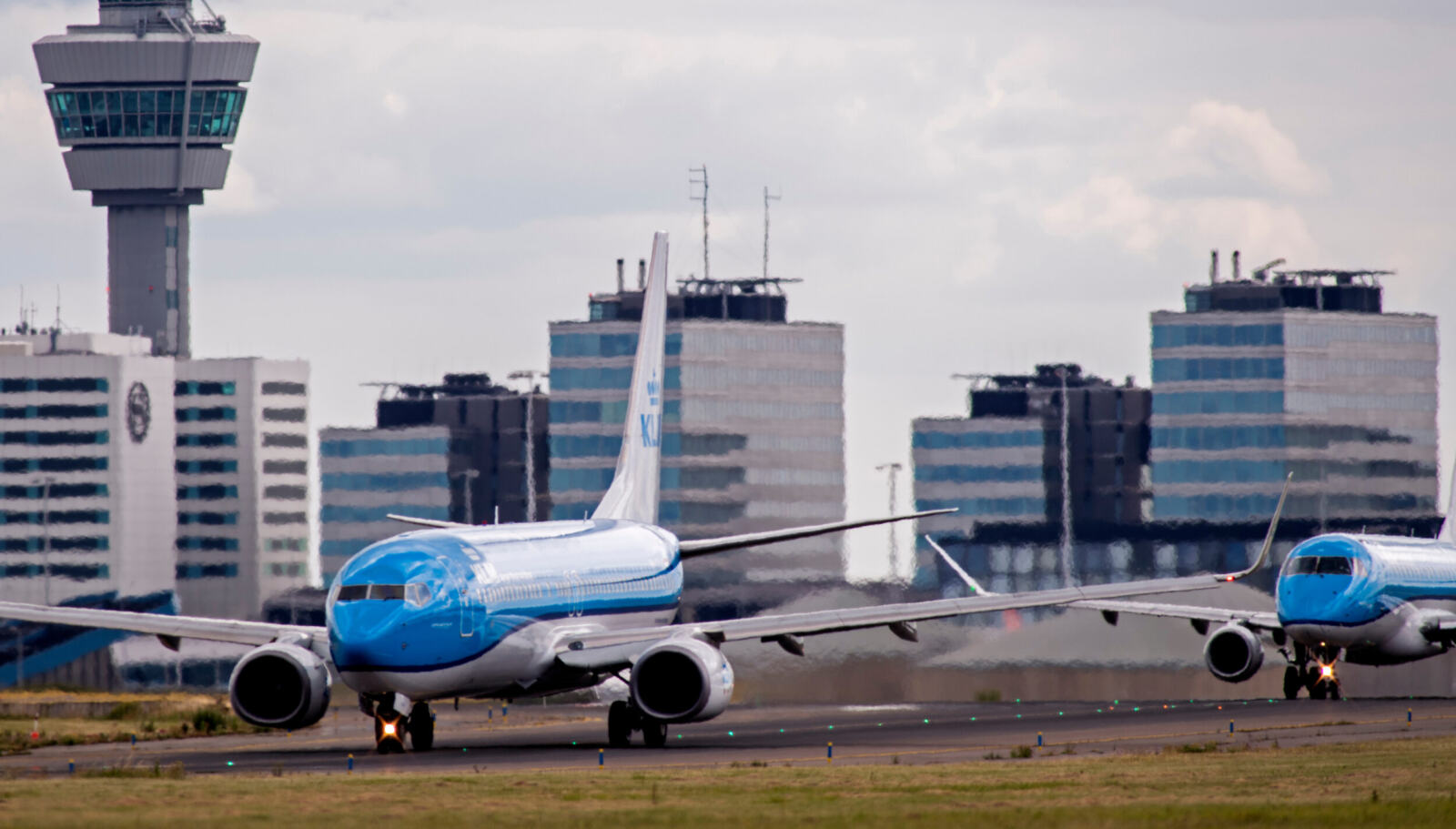 La crise sanitaire à laquelle la France et la majeure partie du monde font face nous affecte chacune et chacun dans notre quotidien, soit parce que nous continuons de travailler pour prendre soin des autres et assurer leurs besoins essentiels, soit parce que nous sommes confiné·es, parfois dans des conditions éprouvantes. Dans la difficulté, notre force réside aussi dans notre capacité à rester lucides et à ne pas accepter n'importe quelle réponse politique lorsque nous parlerons de la crise du coronavirus au passé. Les industries les plus toxiques sont à la manœuvre, alors que des premiers plans de relance économique se dessinent déjà. À nous de faire en sorte que la relance soit écologique, équitable, féministe et citoyenne. Nous poursuivons notre décryptage, cette fois sur les questions liées aux transports et à la pollution de l'air.