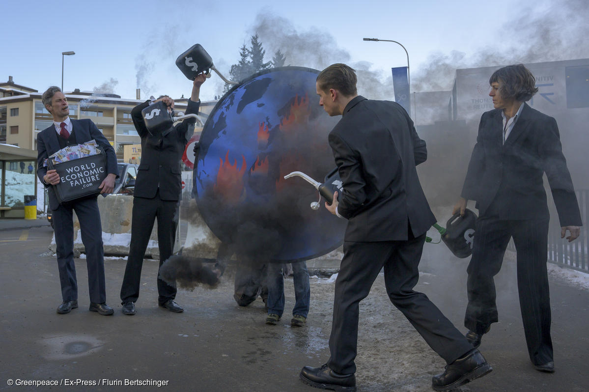 La crise sanitaire à laquelle la France et une partie du monde font face nous affecte chacune et chacun dans notre quotidien, soit parce que nous continuons de travailler pour prendre soin des autres et assurer leurs besoins essentiels, soit parce nous sommes confiné·es, parfois dans des conditions éprouvantes. Dans la difficulté, notre force réside aussi dans notre capacité à rester lucides et à ne pas accepter n'importe quelle réponse politique lorsque nous parlerons de la crise du coronavirus au passé. Les industries les plus toxiques sont à la manœuvre, alors que des premiers plans de relance se dessinent déjà. A nous de faire en sorte que la relance soit écologique, équitable et citoyenne. On commence par un premier constat... et par cinq questions, entre fausses opportunités et vrais espoirs.