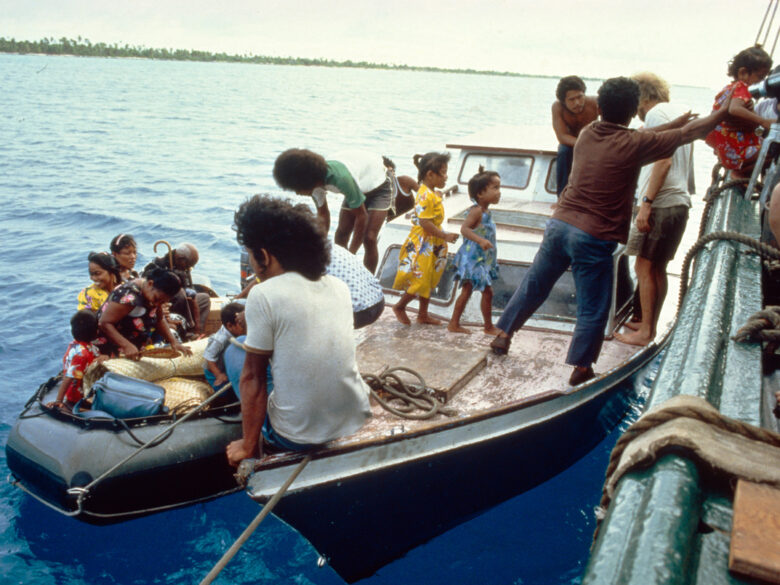 Evacuation of Rongelap Islanders to Mejato. © Fernando Pereira