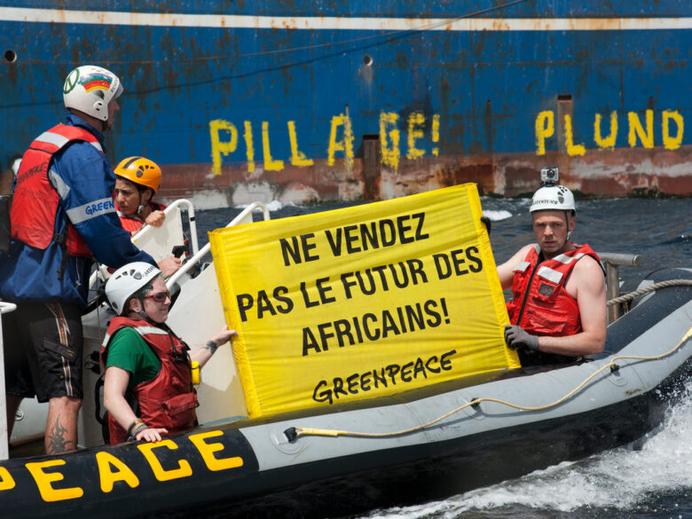 Painting Action against Russian Trawler in Africa. © Pierre Gleizes