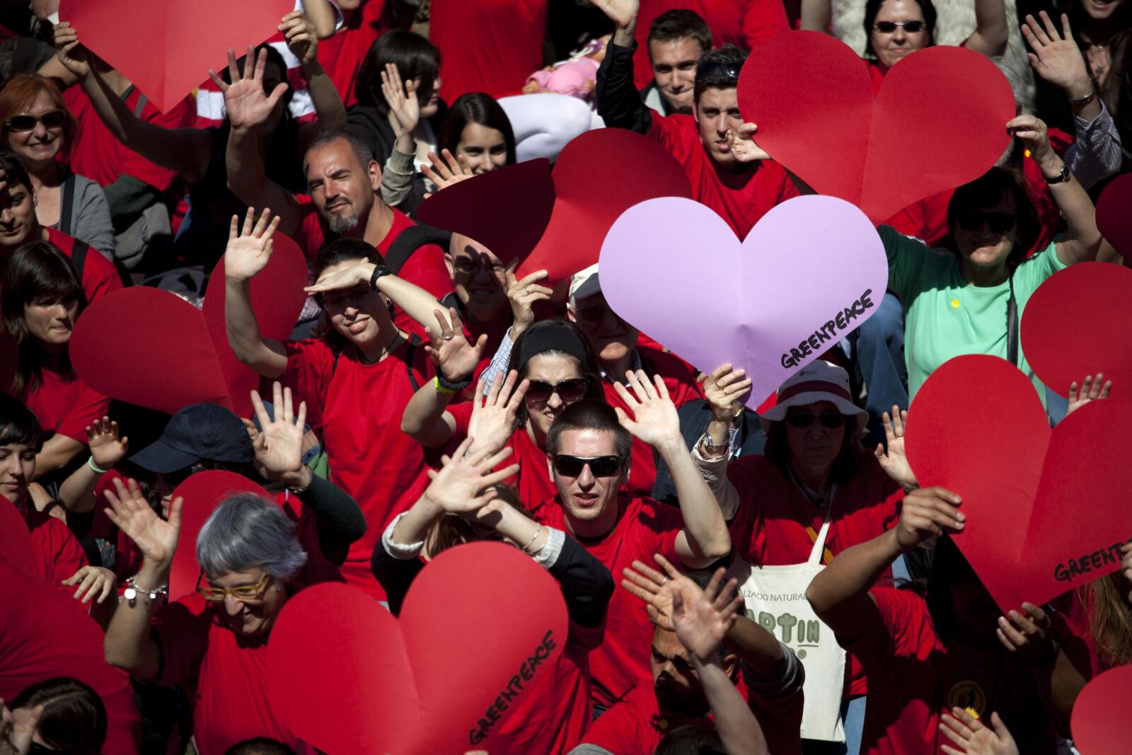 “Vos nouvelles sont déprimantes et vous passez votre temps à vous plaindre.” Voilà, en substance, le message qu'une sympathisante nous adressait il y a quelques jours. On ne va pas se mentir : la planète n'est pas au mieux de sa forme. Nous nous efforçons de jouer au mieux notre rôle de lanceurs d'alerte car nous savons que les multiples crises que le monde traverse, notamment celles du climat et de la biodiversité, appellent des mesures systémiques fortes et urgentes. Face à l'inaction des responsables politiques ou industriels, nous rongeons parfois notre frein… Mais en ce début d'année, nous avons décidé de “voir le verre à moitié plein”. Pour nous donner de la force – et pour vous remercier de continuer à nous suivre et à nous soutenir malgré les nouvelles parfois peu réjouissantes que nous vous donnons –,  nous revenons sur les victoires obtenues par Greenpeace et ses alliés en 2022 ! 