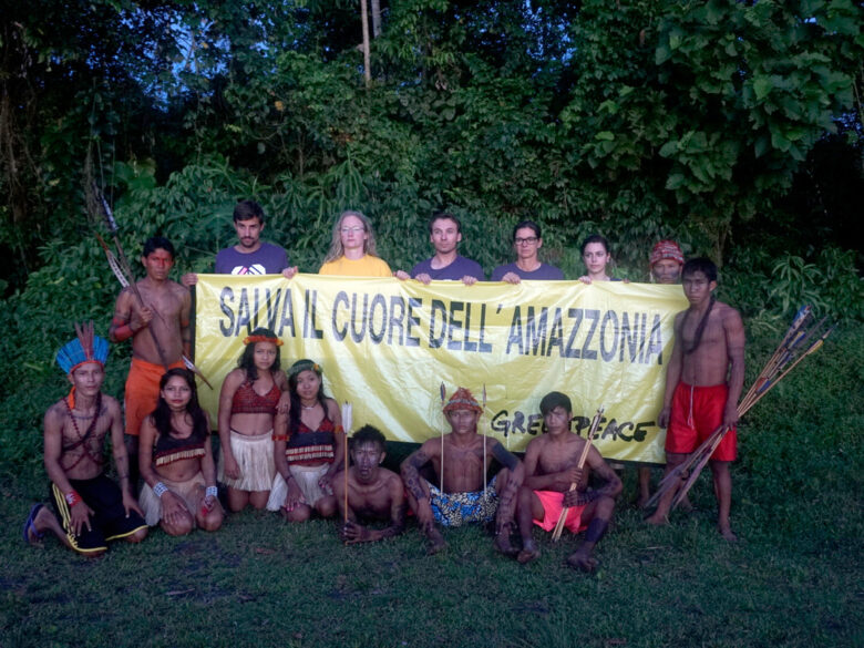 Activists and Munduruku People in the Amazon. © Rogério Assis