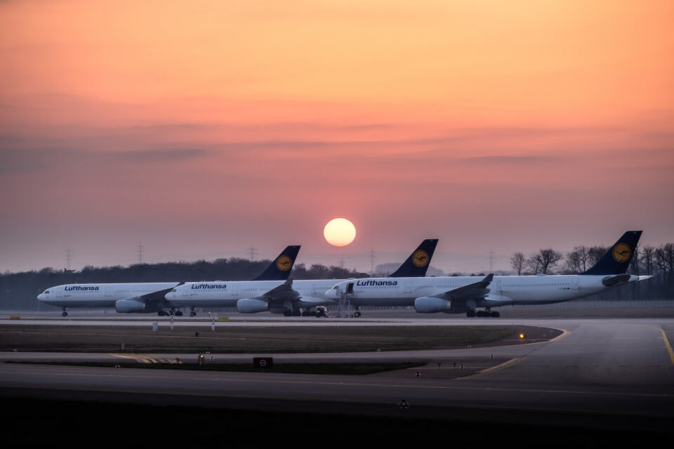 Le secteur de l’aérien est l’un des plus touchés par la crise du coronavirus : les compagnies aériennes et les aéroports sont à l’arrêt et de nombreux salarié·es ont déjà perdu leur emploi ou une partie de leur salaire. En Europe, le trafic aérien a chuté de 95%.  