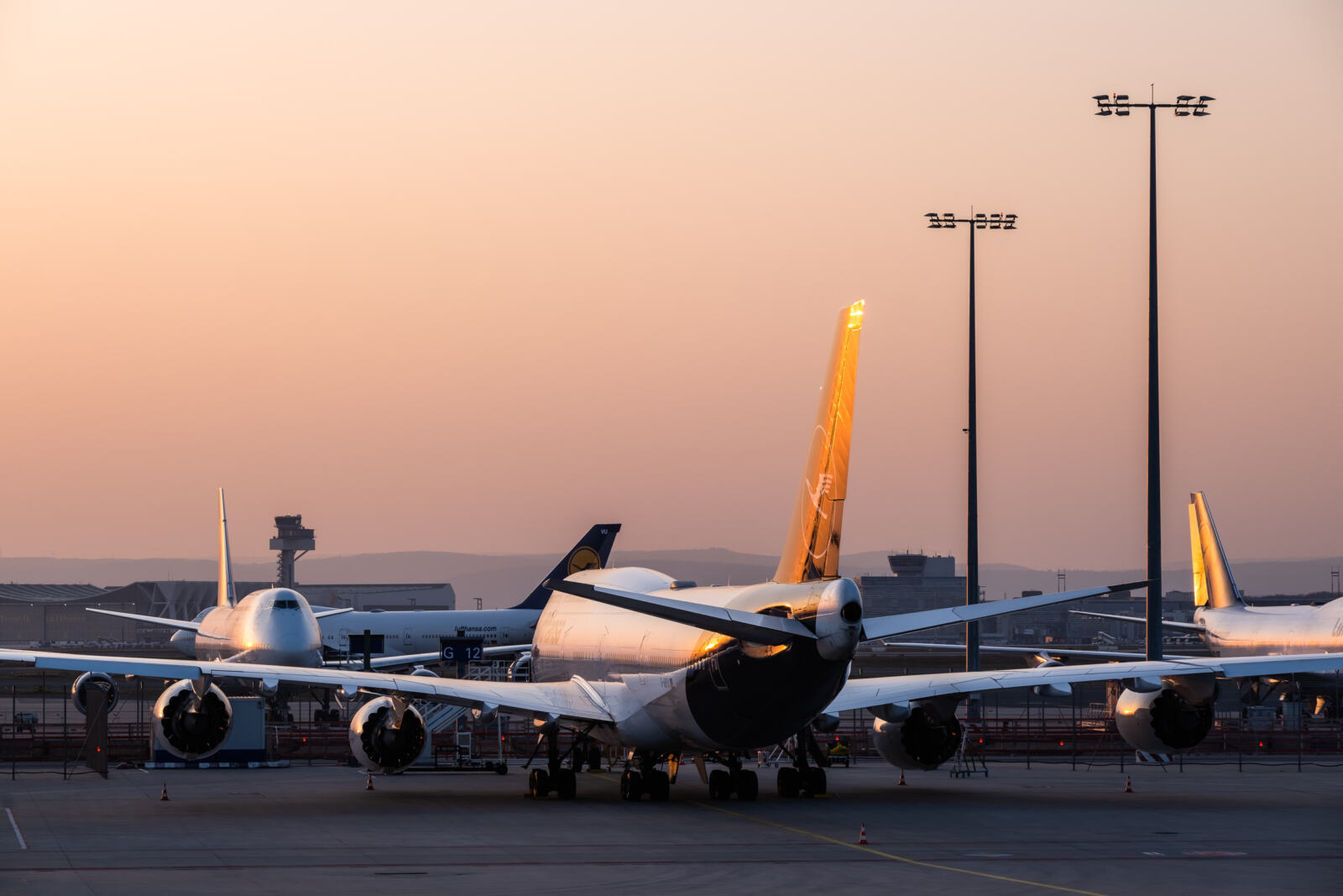 L'annonce est tombée vendredi 24 avril, lors de l'allocution télévisée de Bruno Le Maire, ministre de l'Economie : le soutien de l'Etat à Air France, sous forme de prêts, s'élèvera à sept milliards d'euros, sans aucune contrepartie écologique à la hauteur de l'enjeu climatique. Quatre milliards sous forme de prêts bancaires garantis par l'Etat et trois milliards de prêts directs de l'Etat. Ces prêts viennent s'ajouter aux autres mesures de soutien dont bénéficie, ou va bénéficier, Air France, notamment : financement du chômage partiel et report de paiement des taxes.
