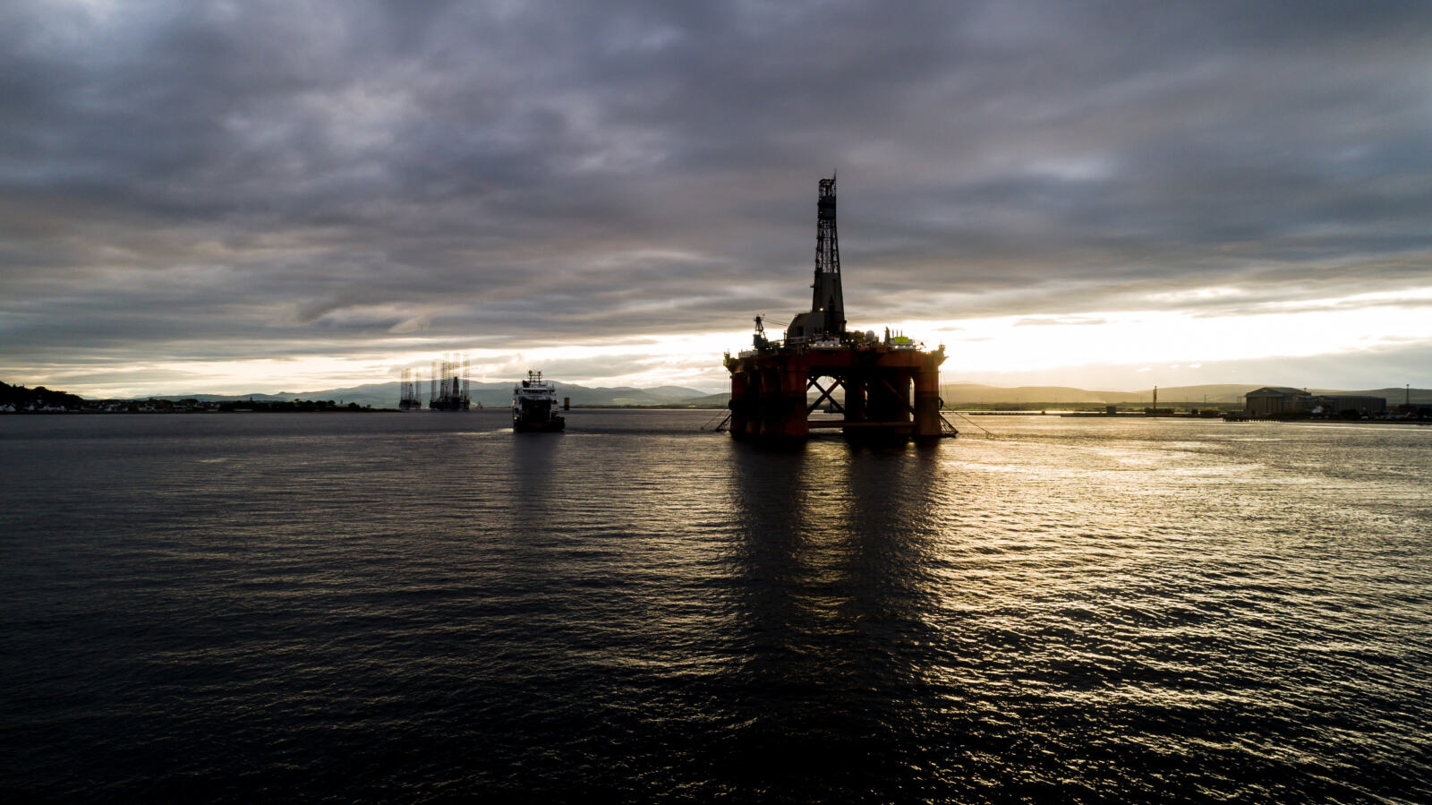 Total a annoncé ce mercredi 5 mai 2020 prendre de nouveaux engagements pour atteindre la neutralité carbone en 2050. Mais lorsqu'on y regarde de plus près, ces engagements ne sont rien d'autre qu'un écran de fumée visant à préserver les objectifs financiers de l'entreprise et des dividendes pour les actionnaires. Comme dans ce genre de cas le diable se cache dans les détails, nous vous proposons un décryptage complet de ces annonces.
