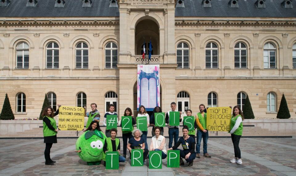 Le groupe local de Greenpeace Paris, dans le cadre de sa campagne Cantines verte