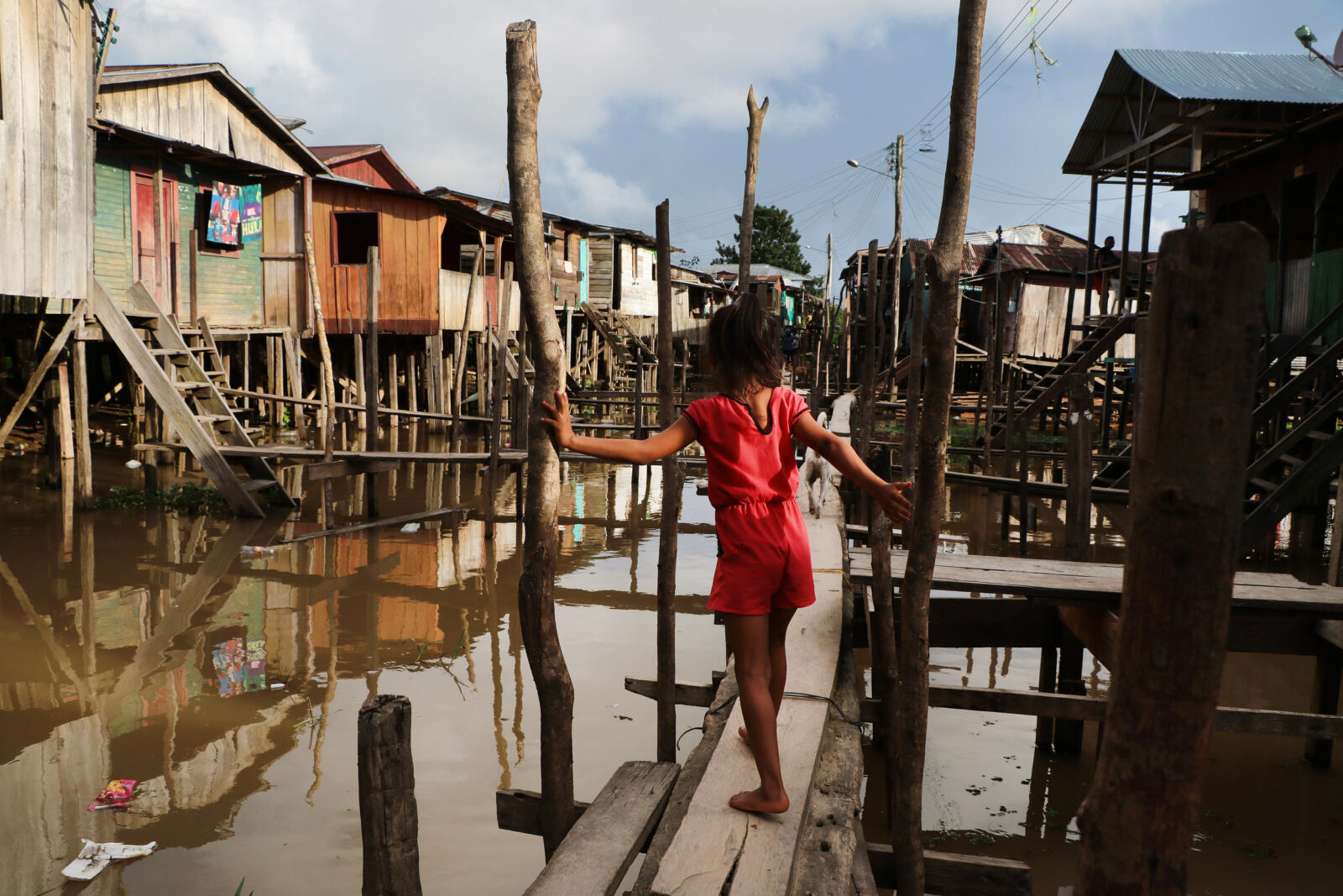 [Article mis à jour le 29/07/2020]
Au moment où le monde se déconfine prudemment, le Brésil fait face à une explosion du nombre de cas de Covid-19... mais aussi de la déforestation. Les populations particulièrement touchées par ces deux fléaux sont, comme souvent, les plus vulnérables, au premier rang desquelles les peuples autochtones. Face au cynisme du gouvernement brésilien, qui considère la crise sanitaire comme une “aubaine” pour démanteler la réglementation environnementale, les équipes de Greenpeace Brésil se mobilisent.